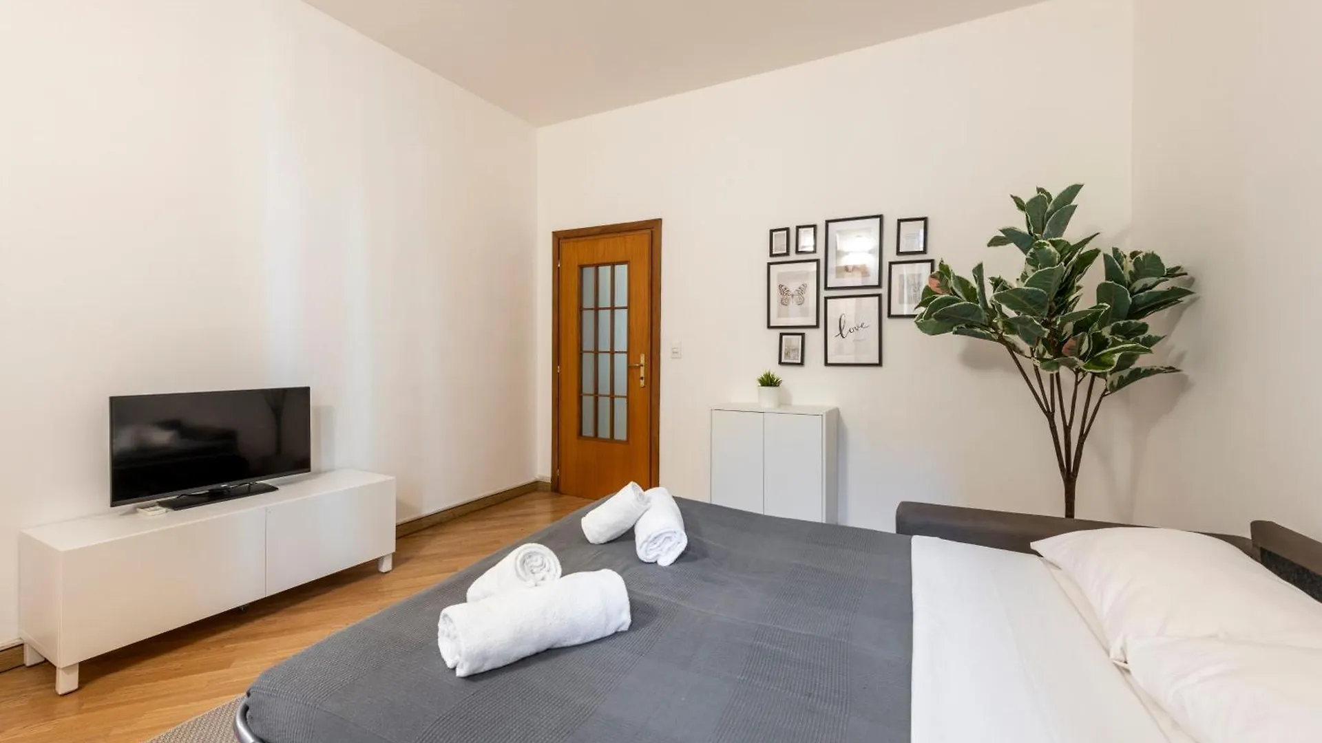 City Center Premuda - B Home Milan 0*,  Italy